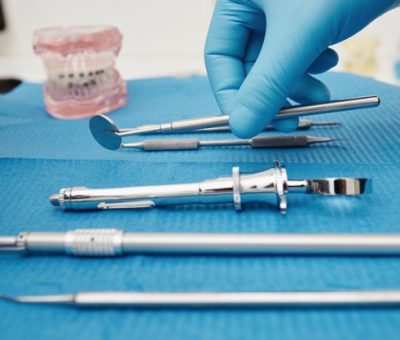 ensemble-outils-equipement-medical-metal-pour-soins-dentaires_273609-13098