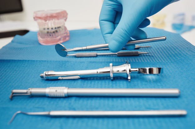 ensemble-outils-equipement-medical-metal-pour-soins-dentaires_273609-13098